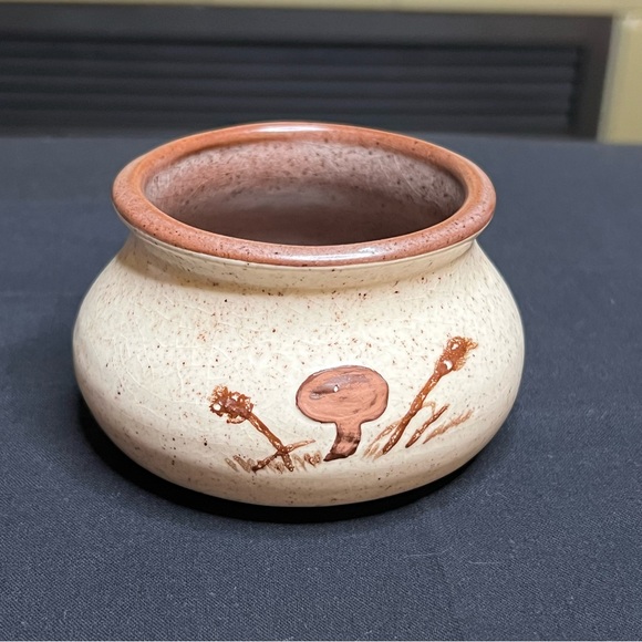 Small Round Pottery Pot - Picture 9 of 9